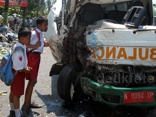 Mobil Pembawa Jenazah Tabrak Pikap