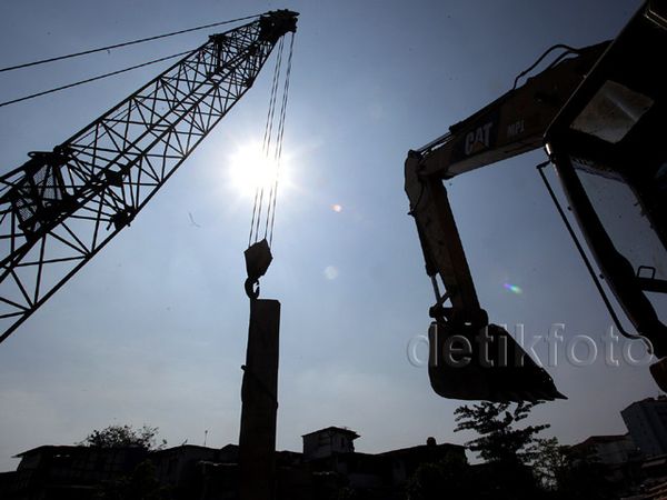 Pembangunan Turap di Kampung Pulo Terus Dikerjakan