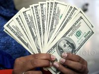 Rupiah Anjlok, Warga Ramai-ramai Jual Dolar