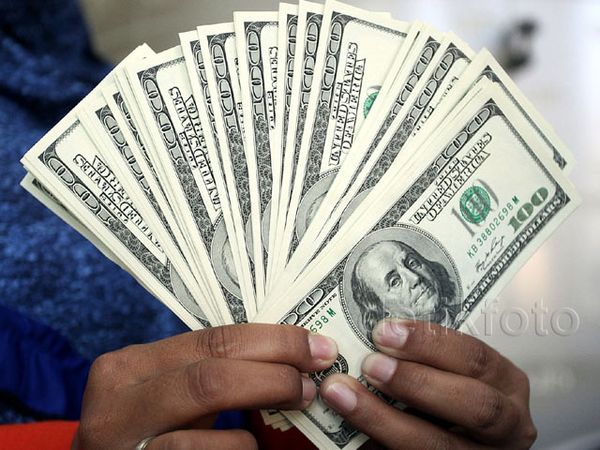 Rupiah Anjlok, Warga Ramai-ramai Jual Dolar