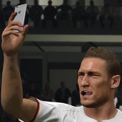 Cheese! Totti Selfie Pakai iPhone 6 di PES 2016
