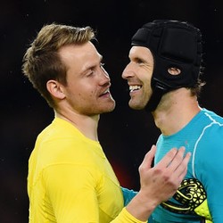 Adu Tangguh Dua Kiper di Emirates Stadium