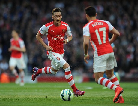 Neville Kritik Performa Oezil dan Alexis