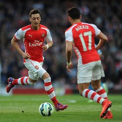 Neville Kritik Performa Oezil dan Alexis