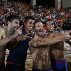 Valencia Lolos ke Fase Grup, Peter Lim Sanjung Fans