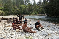 4 Hari di Ugimba, Tim Jurnalis Carstensz Nikmati Dahsyatnya Sungai Kemabu