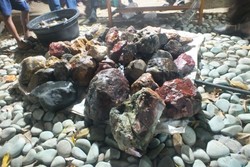 Luar Biasa! Ada Sungai Penuh Batu Akik Mentah di Ende