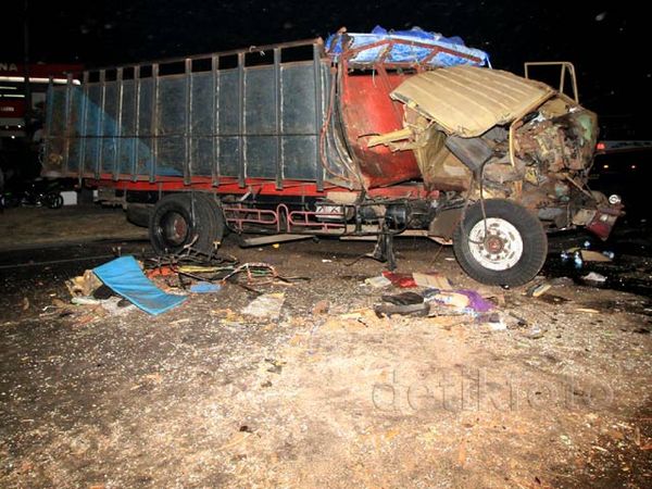 Tabrakan Truk di Pantura, 1 Orang dan 3 Sapi Tewas