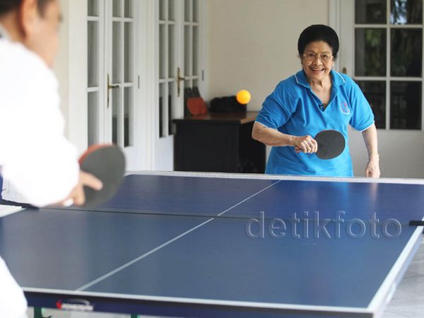 Melihat Karlinah Umar Wirahadikusumah Bermain Ping Pong