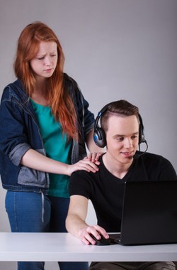 Ketika Istri Pergoki Suami Selingkuh Seks Online, Harus Bagaimana?