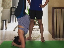 Hamil Besar, Wanda Hamidah Lakukan Yoga Headstand