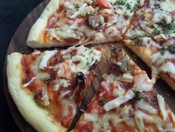 Daramina: Mantap Menyegarkan Pizza Marinara Seafood yang Kaya Topping