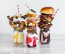 Fotografer Australia Ini Bikin Milkshake dengan Topping Burger dan BBQ Ayam