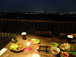 Restoran di Atas Bukit Berpemandangan Kota Cirebon, Seru Nih!