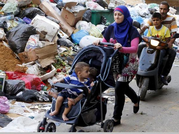 Sampah Menumpuk di Jalan-jalan di Beirut