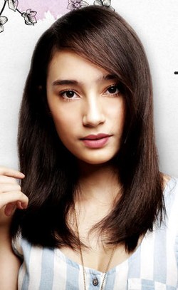 Tatjana Saphira dan Ariyo Wahab Desain Kaos Unik