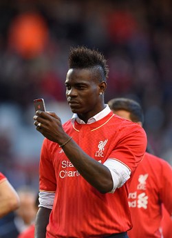 Balotelli Tinggalkan Latihan dengan Liverpool demi iPhone 6