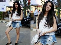 Cassandra Lee Kasual dengan Hot Pants Robek-robek