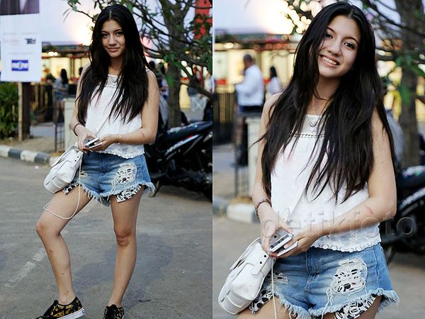 Cassandra Lee Kasual dengan Hot Pants Robek-robek