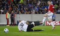 Rooney, yang sebelum ini sudah berpuasa gol untuk MU di laga kompetitif sebanyak 10 laga dengan gol terakhir ia buat 4 April lalu, kemudian jadi pahlawan kemenangan timnya berkat trigol yang ia buat. Reuters/Carl Recine Livepic.