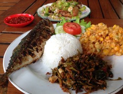 Rica Rica Karang Tengah: Sedap Menyengat Tude Bakar Rica dan Ayam Goreng Siram Dabu Dabu