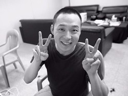 Berambut Cepak, Yoochun JYJ Lambaikan Tangan ke Fans Jelang Latihan Militer