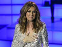 Terharu, Celine Dion Menangis di Panggung