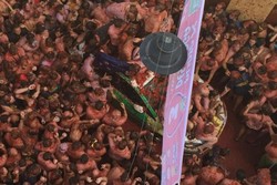 Dibawa ke Festival Perang Tomat, Mobil Google Street View Rusak