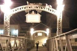 Mabuk, Turis Inggris Tidur di Atas Tiang Jembatan di Spanyol