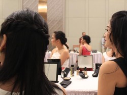 Mengintip SPG GIIAS Dandan Yuk!