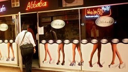 Baju Mini & Kaki Jenjang, Ini Kedai Kopi Seksi di Chile