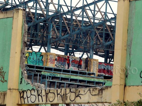 Stadion Lebak Bulus Dibongkar