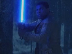 Muncul Perdana sebagai Stormstrooper, John Boyega Kini Pegang Lightsaber