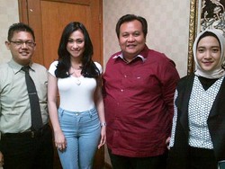 Ditanya Barang Bukti Celana Dalam di Sidang RA, Amel Alvi Kabur