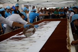 Hamburger dan Tiramisu Juga Pernah Memecahkan Rekor Makanan Terbesar! (2)