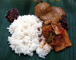 Sedep Mantep Makan Siang dengan Seporsi Nasi Gudeg Komplet