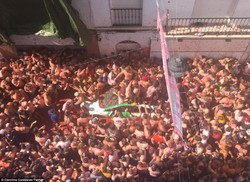 Mobil Google Dirusak Massa & Dilempari Tomat