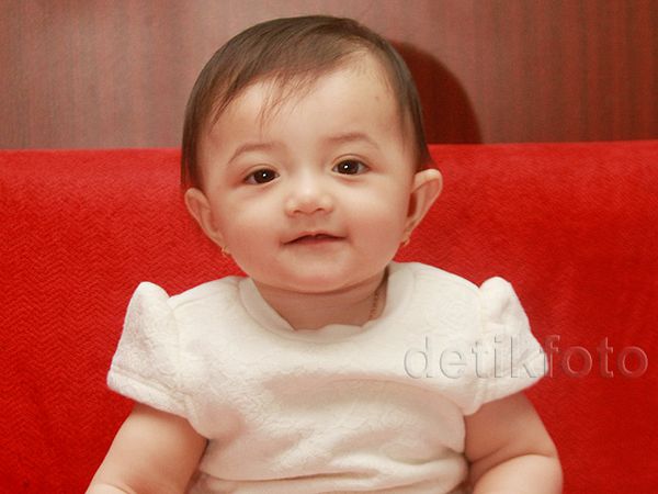 So Cute! Lucunya Arsy Senyum-senyum saat Difoto