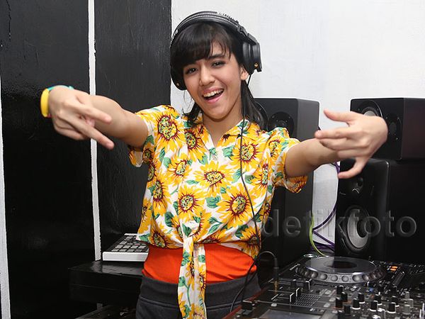 Yuk, Intip Putri Una Nge-DJ
