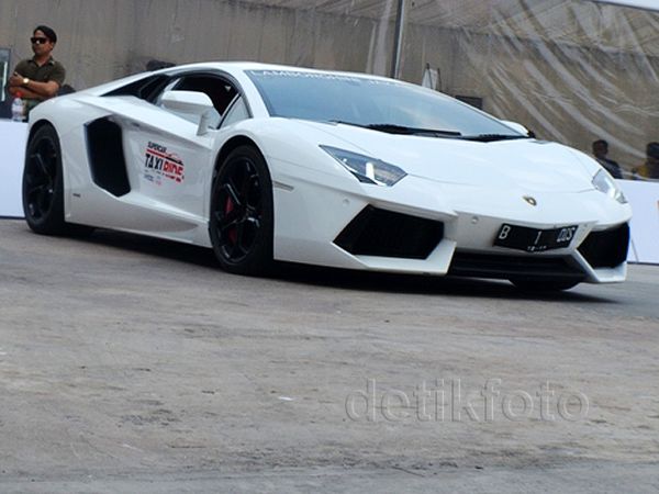 Cihuy, Naik Taksi Lamborghini