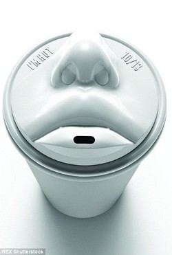 Dengan Penutup Cangkir Ini, Anda Harus Berciuman Agar Bisa Minum Kopi