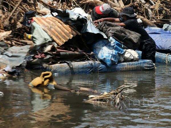 Warga Kumpulkan Sisa Bongkaran Kp Pulo Dengan Sampan