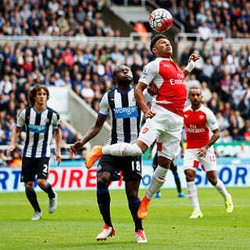 Gol Bunuh Diri Menangkan Arsenal atas 10 Pemain Newcastle