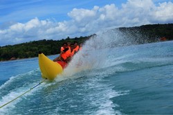 Memacu Adrenalin Naik Banana Boat di Pantai Toronipa, Sultra