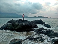 Main Air Seru di Pantai Ampiran, Trenggalek
