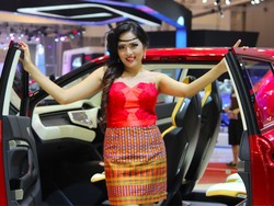 Ratu Kecantikan Daihatsu Menghipnotis Pengunjung GIIAS 2015