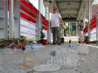 Sampah Berserahkan di JPO HI