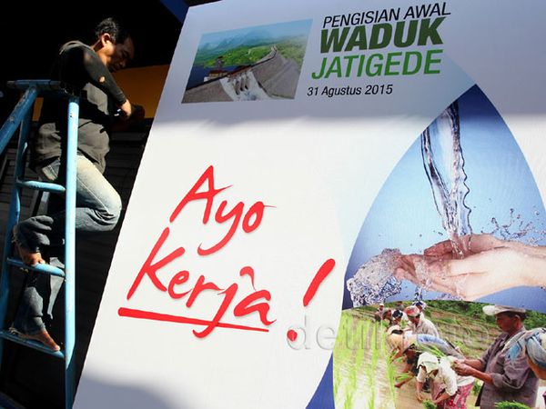 Pekerja Siapkan Peresmian Penggenangan Waduk Jatigede