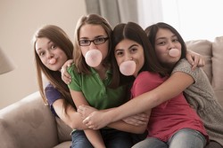 Benarkah Jika Ditelan Permen Karet akan Tinggal di Perut Selama 7 Tahun?