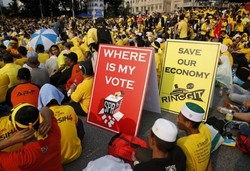 Melemahnya Mata Uang Ringgit Jadi Poster Pendemo di Malaysia